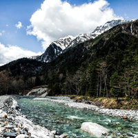 上高地の麓を流れるエメラルドグリーンの梓川の写真