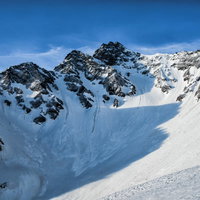 北尾根に落ちる影と前穂高岳（北アルプス）の冬景色の写真