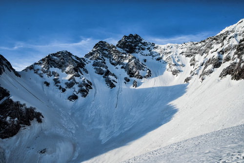 北尾根に落ちる影と前穂高岳（北アルプス）の冬景色