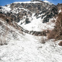本谷ルートから見上げる北穂高岳の雪山の岩壁の写真