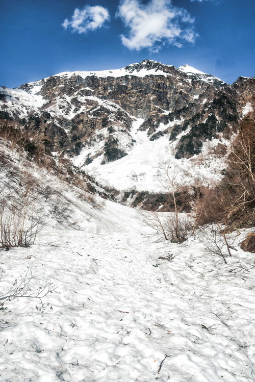 本谷ルートから見上げる北穂高岳の雪山の岩壁