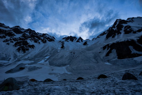 涸沢カール目前の氷河に立てるテント、北アルプスの冬景色