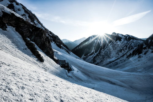 屏風ノ頭から昇る太陽と放射状に広がる光芒（北アルプス）