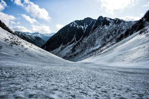 涸沢から横尾への下り道ルート、冬山の積雪山道