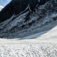 涸沢から横尾へルートにかかる影、雪に覆われた冬山の下り道の写真
