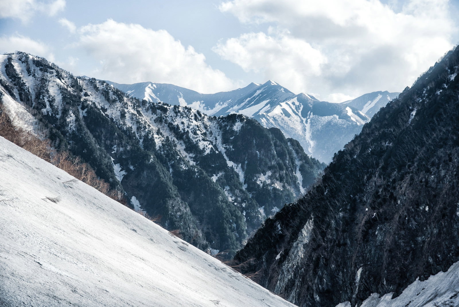 雪化粧した蝶槍を涸沢から眺めた冬山の景色