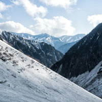 涸沢の傾斜越しに見える蝶槍の冬山風景の写真