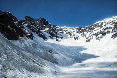涸沢に伸びる影と残雪期の吊尾根（北アルプス）