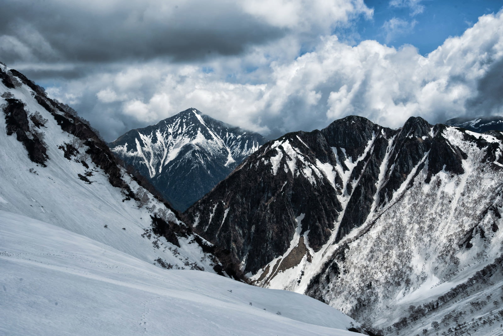 涸沢から望む常念岳と飛騨山脈の残雪風景