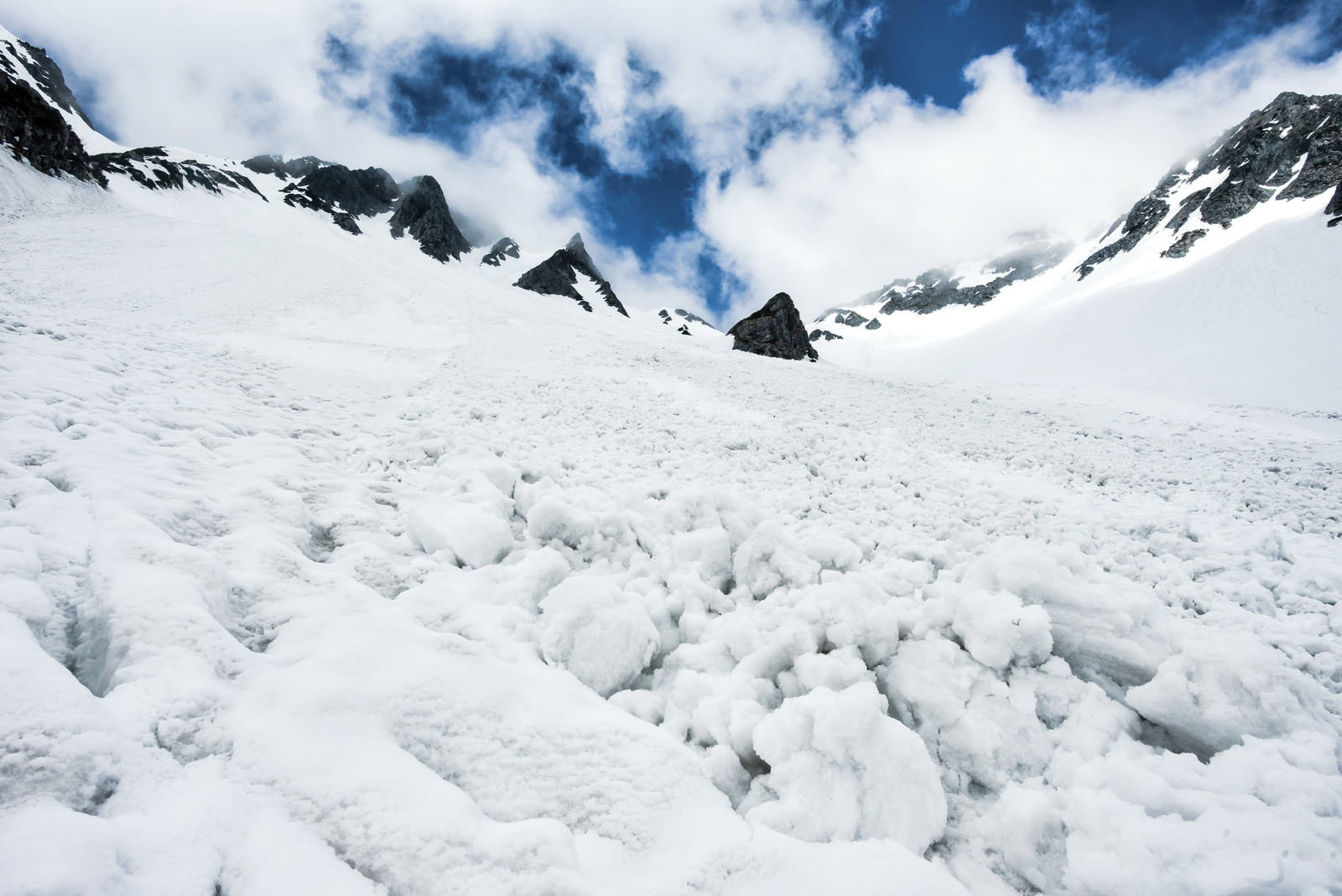 涸沢で発生した雪崩跡、急斜面に残る雪の崩落痕と岩肌