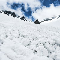 涸沢の急斜面に残る雪崩跡と積雪の自然現象の写真