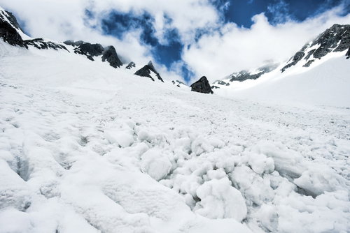 涸沢の急斜面に残る雪崩跡と積雪の自然現象