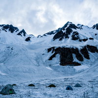 涸沢のテント場と山小屋が雪に覆われた光景の写真