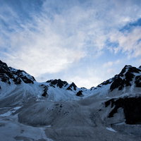 涸沢から見た穂高連峰方面の冬山夕暮れ時の雪景色の写真
