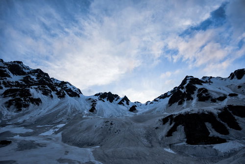 涸沢から見た穂高連峰方面の冬山夕暮れ時の雪景色