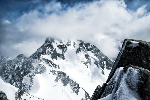 涸沢岳から北穂高岳への雪に覆われた縦走路