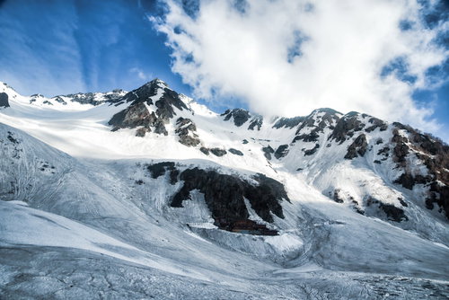 冬の涸沢ヒュッテ山小屋と北穂高岳（飛騨山脈）