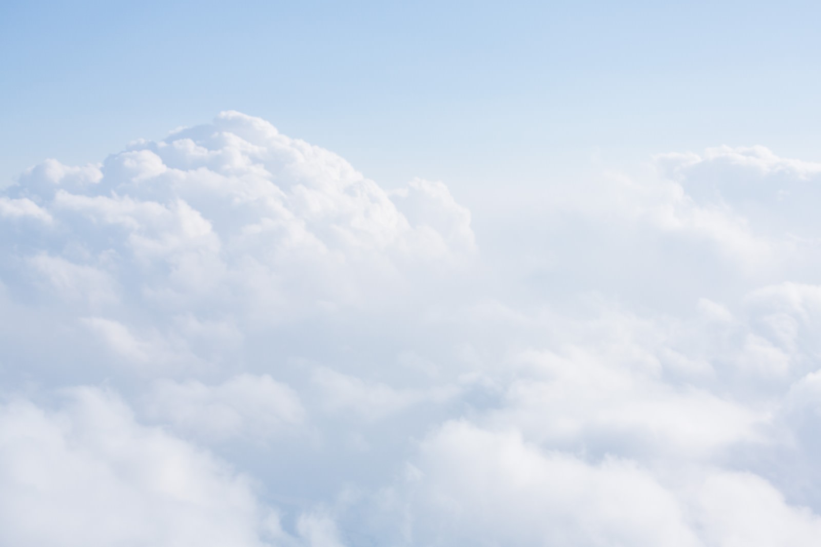 晴れた青空に浮かぶ白い積雲の群