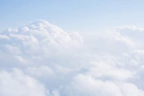 青空に浮かぶ白い積雲、ふっくらとした立体的な雲の風景