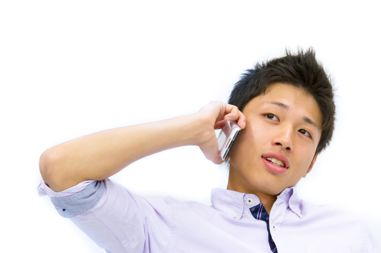 スマートフォンを耳に当てて通話する薄紫のシャツを着た男性［モデル：恭平］