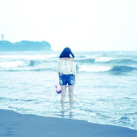 夏の終わりに女子3人で海に来た砂浜での一時の写真