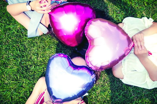 ハートバルーンを持った三人組女子の夏の友情