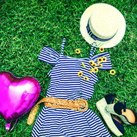 ハートの風船帽子でコーディネートした夏服の写真