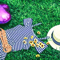 麦わら帽子と女子の夏服、ハート風船のある芝生の写真