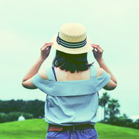 海辺でジュースを飲む夏の女性の写真