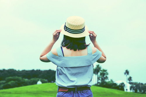 海辺でジュースを飲む夏の女性