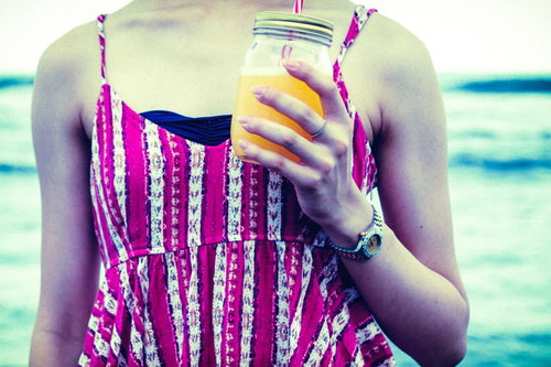 グリーンスムージーの入ったメイソンジャーを持った女性