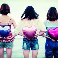 告白タイム、ハート風船を持つ女子三人組の後ろ姿の写真