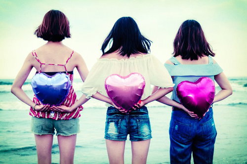 告白タイム、ハート風船を持つ女子三人組の後ろ姿