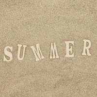 砂浜と「SUMMER」の文字の写真