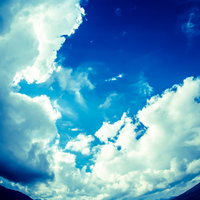 青空に白い雲が浮かぶ中禅寺湖の風景の写真