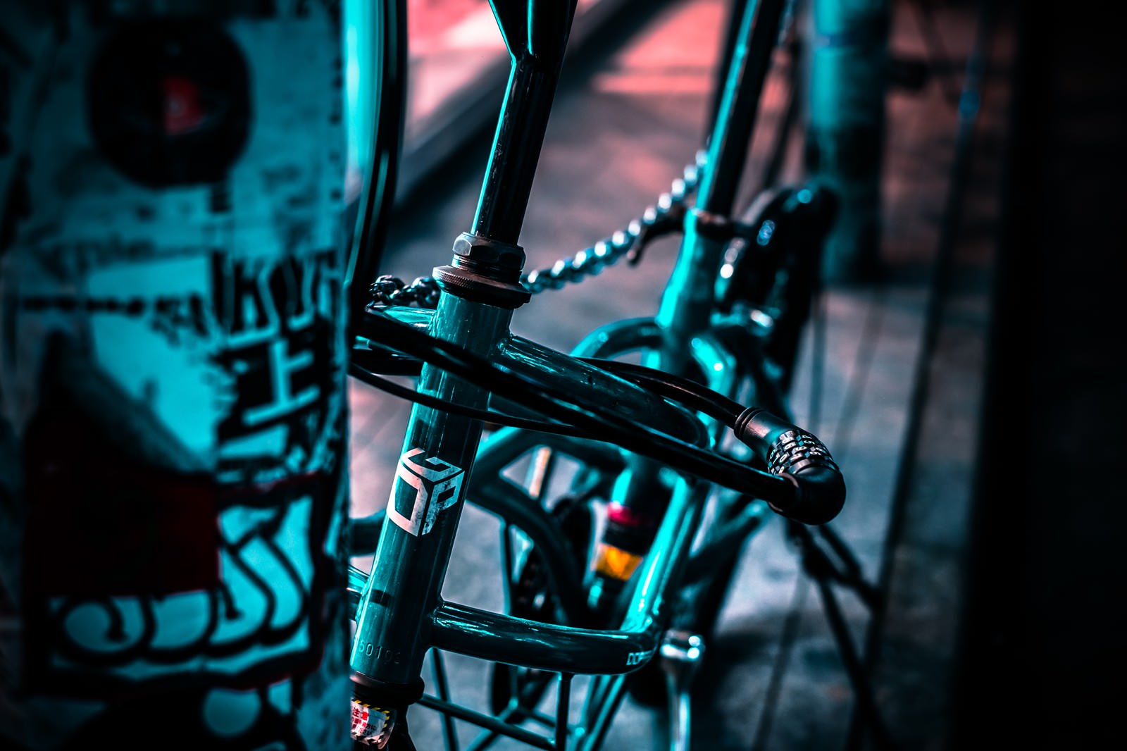暗い路肩にチェーンロックをかけて停められた自転車