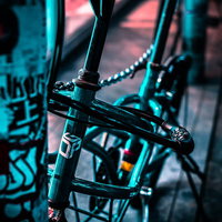 路肩に鍵をかけて停まるサイバーパンクな自転車の写真