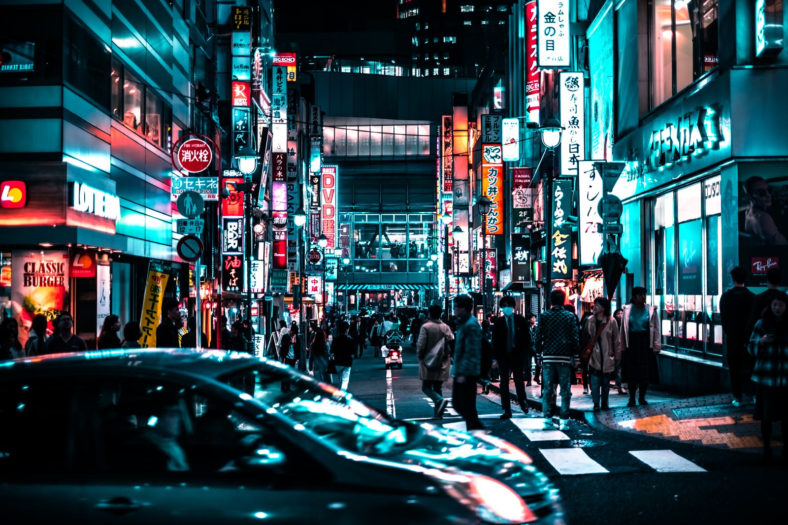 ネオンサインが光る夜の路地裏を歩く複数の通行人