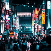 渋谷の深夜の歓楽街、ネオンと人混みの裏路地の写真