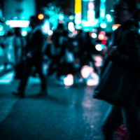 チェーンロックで固定されたBMX自転車とグラフィティの写真
