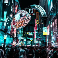 渋谷センター街入り口のネオン看板と人混みの写真