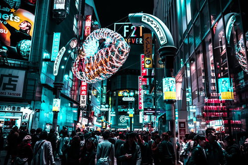 渋谷センター街入り口のネオン看板と人混み