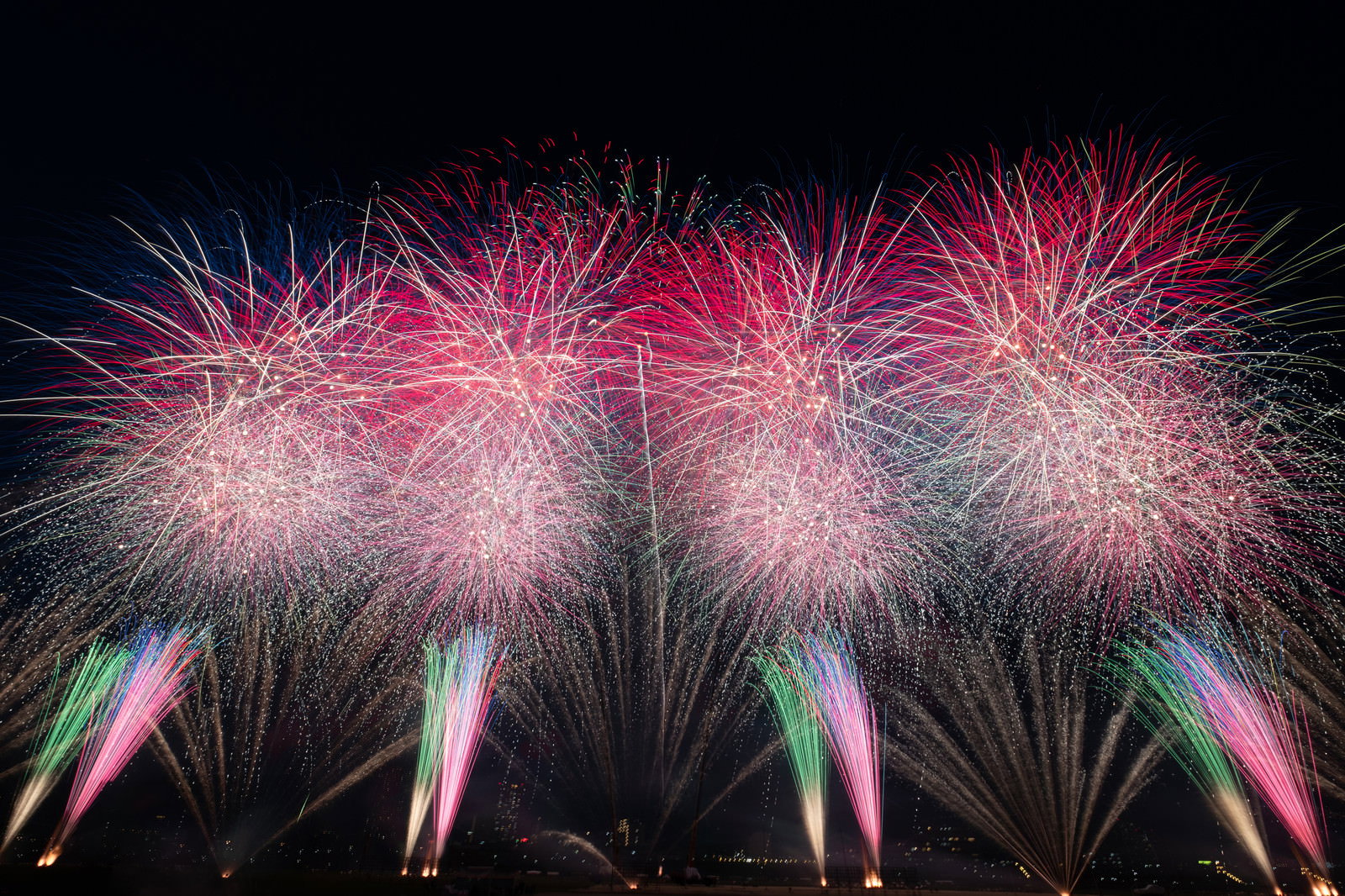 江戸川区花火大会で夜空に咲くカラフルなスターマインの花火