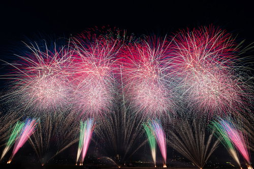 江戸川区花火大会で夜空に咲くスターマイン