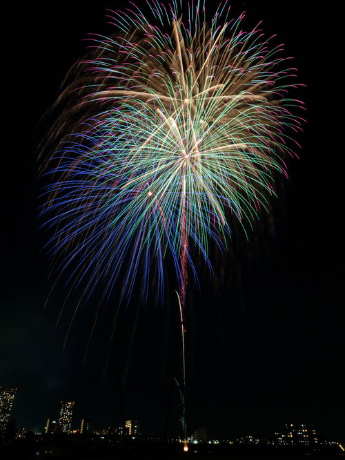 夏の花火大会で同時打ち上げの光跡