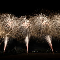 夜空に広がるスターマイン 花火大会の打上げ花火の写真