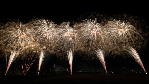 夜空に広がるスターマイン 花火大会の打上げ花火