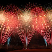 江戸川区花火大会のスターマイン（連射連発花火）の写真