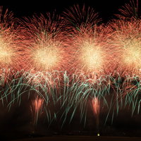 江戸川区花火大会のスターマインが描く光跡の写真