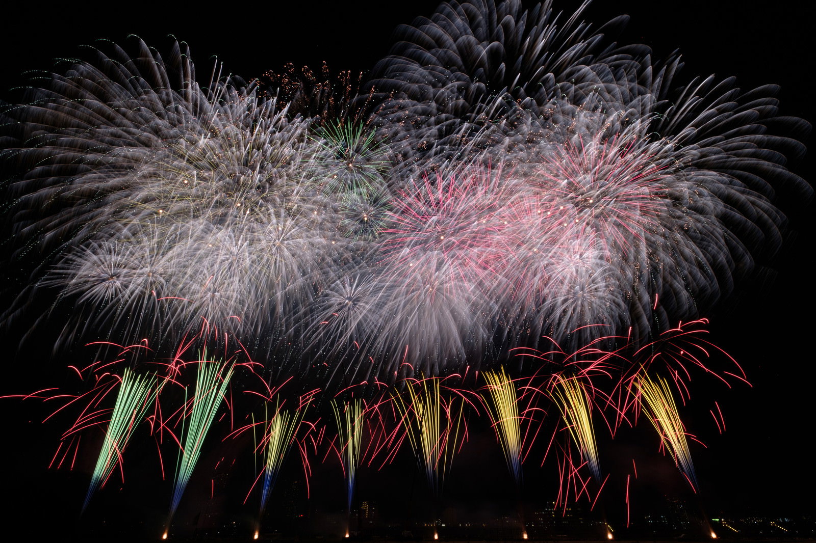 夜空に一斉に打ち上がる色とりどりの花火